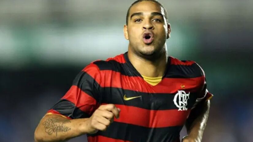 Com 28 anos, Adriano foi artilheiro, Bola de Ouro (melhor jogador) e campeão do Brasileiro pelo Flamengo em 2009, seis meses antes da Copa do Mundo de 2010 - (Reprodução)