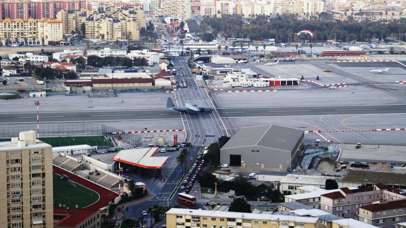 A pista do aeroporto tem apenas 1.829 metros, uma das mais curtas da Europa para voos comerciais. Fotos: Wikimedia Commons