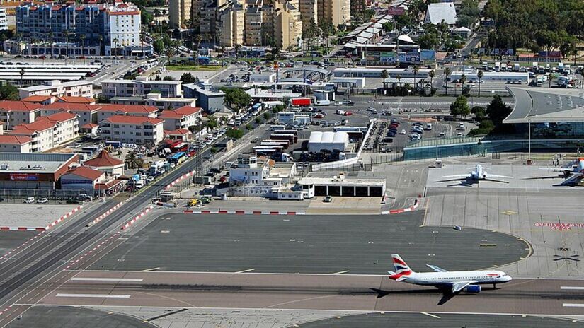 O procedimento é simples para quem está no solo, mas causa surpresa em quem vê pela primeira vez.