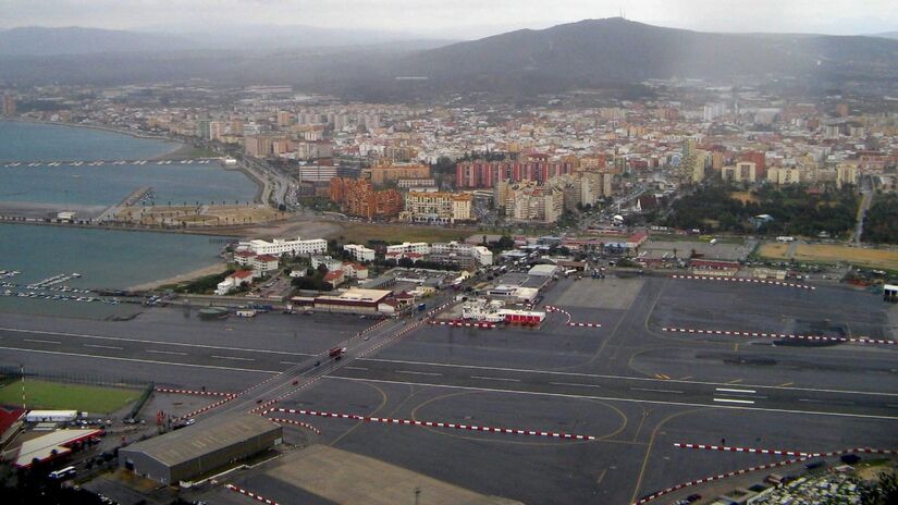 Carros, ciclistas e pedestres aguardam, em média, entre cinco e dez minutos até que a operação termine.