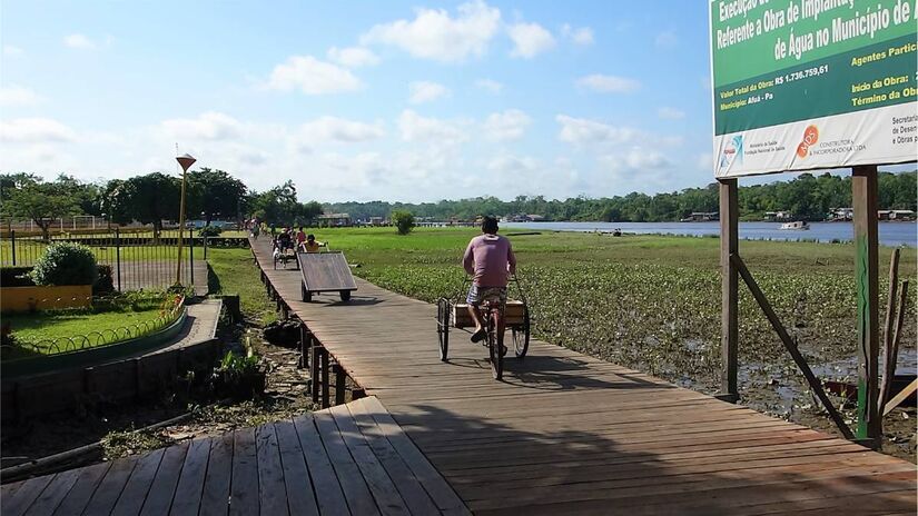 Localizada na Ilha do Marajó, Afuá está numa zona alagadiça. A cidade foi construída inteira sobre palafitas, de modo que casas, comércios e ruas ficam suspensos sobre estacas de madeira.