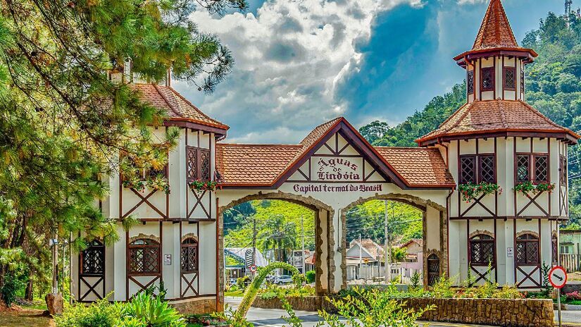 Águas de Lindóia - Chamada também de "Capital Brasileira do Termalismo", a cidade é um dos centros hidroclimáticos mais importantes do mundo. É destaque na preservação e recuperação da saúde, com o turismo voltado para cura, repouso e lazer - (Divulgação/Circuito das Águas Paulista)