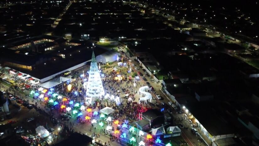 Águas de Lindóia

Rodeada por montanhas e conhecida por suas águas termais, Águas de Lindoia  que fica a 160 km de São Paulo  aposta em uma programação natalina acolhedora. O "Natal Luz das Águas" conta com árvores decoradas, feira gastronômica, shows gratuitos e apresentações da banda municipal. A Praça Adhemar de Barros se torna o ponto mais iluminado da cidade, atraindo visitantes de todas as idades.
