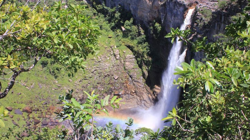 Alto Paraíso de Goiás (GO)

Em Alto Paraíso de Goiás, porta de entrada do Parque Nacional da Chapada dos Veadeiros, foi instituída a Taxa de Conservação Ambiental, para visitantes, com o objetivo de forçar a preservação da natureza, gerir o fluxo de turistas e garantir recursos de infraestrutura para a cidade. A taxa é cobrada desde 2014. A estadia de até sete dias, o valor é de R$ 20,00 por pessoa, em 2025.
