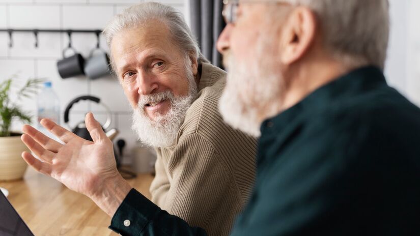 Estudo revelou que alguns aspectos da inteligência, como o vocabulário, alcançam seu pico na terceira idade (Fotos: Freepik)