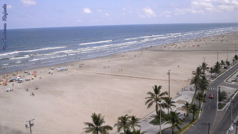 A extensa faixa de areia lembra as praias de Miami (Foto: Andressa Rafaela/Wikimedia Commons)