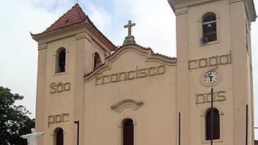 A névoa do lugar contribui para a atmosfera intrigante do local. Imagem: Wikimedia Commons