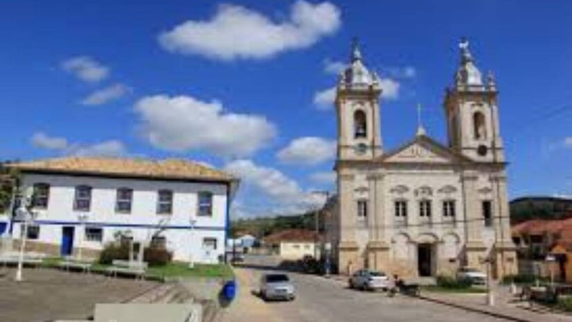 Com pouco mais de quatro mil habitantes, Areias é um dos tesouros do Vale Histórico Paulista. Suas ruas de pedra e casarões coloniais remetem aos tempos áureos do café, quando a cidade era um dos principais centros produtores da região.

Entre seus edifícios mais notáveis está o Hotel Santana, conhecido como Hotel Imperial, que já hospedou Dom Pedro I e a Princesa Isabel.

Apesar do ritmo tranquilo, Areias mantém tradições vivas em festas como o carnaval fora de época e a festa do milho. Figuras como Euclides da Cunha e Monteiro Lobato viveram na cidade, reforçando seu vínculo com a literatura brasileira. Do alto do Mirante de Santa Clara, é possível admirar uma das vistas mais bonitas do Vale.
