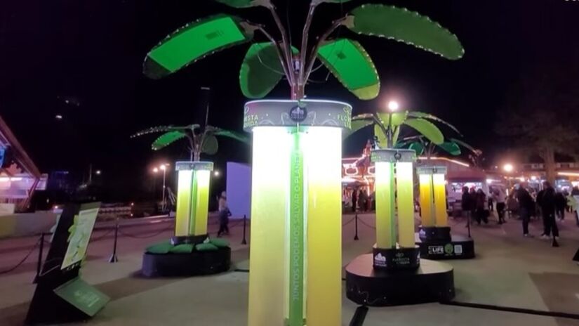 Além do apelo visual, o projeto entrega resultados concretos. Cada árvore artificial processa cerca de 160 litros de ar por minuto, o equivalente a quase 10 mil litros por hora. 