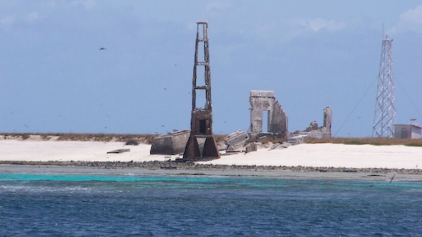 Não há turismo, pesca ou qualquer interferência humana. O local integra as Ilhas Atlânticas Brasileiras, reconhecidas pela Unesco como Patrimônio Natural Mundial, além de ser Sítio Ramsar. Fotos: Wikimedia Commons