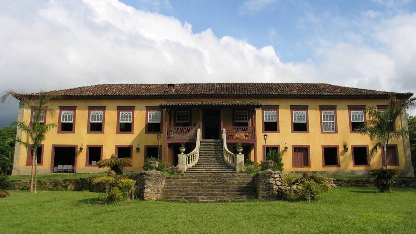 Na divisa entre São Paulo e Rio de Janeiro, Bananal é uma estância turística que parece ter parado no tempo. Com cerca de 10 mil habitantes, a cidade preserva o charme das antigas vilas cafeeiras e o acolhimento típico do interior.

O centro histórico é um encanto à parte, com casarões preservados e a Farmácia Popular  a mais antiga do Brasil ainda em funcionamento. As fazendas da região, muitas abertas à visitação, permitem vivenciar o esplendor do século XIX.

Algumas delas serviram até de cenário para novelas de época, como Sinhá Moça e Cabocla.