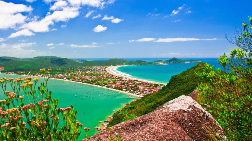 Bombinhas (SC)

Um dos balneários mais visitados de Santa Catarina, Bombinhas tem Taxa de Preservação Ambiental. É cobrada por veículos que acessam a cidade na alta temporada (15 de novembro a 15 de abril). Para veículos de passeio o valor, em 2025, é de R$ 38,00. Já para veículos utilitários, como caminhonetes ou furgões, o valor é de R$ 57,00. Para motocicletas, motonetas e bicicletas com motor a taxa é de R$ 4,50.
