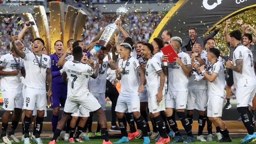 O Botafogo, mesmo com Gregore aos 29 segundos do primeiro tempo, conquistou o título inédito em cima do Atlético-MG, vencendo por 3 a 1 a partida realizada no Monumental de Núñez, na Argentina, em 2024 - (Vitor Silva/Botafogo)