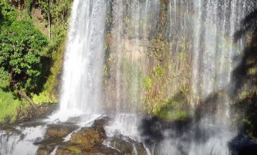Brotas - Destino ideal para quem desejar relaxar e contemplar as mais incríveis cachoeiras, o local é um verdadeiro remédio para aliviar o estresse. A Cachoeira do Escorregador é um dos principais atrativos da cidade - (Reprodução/YouTube)
