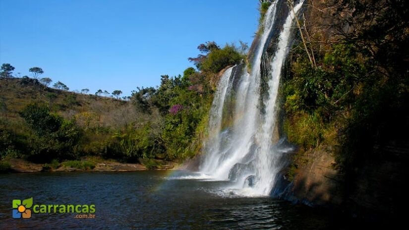 No Complexo da Fumaça, a Cachoeira da Fumaça impressiona pela força e volume da água em seus 15 metros de altura. Ela faz parte de um circuito de quedas que vale a pena explorar a pé! imagem: Divulgação Carrancas.com.br