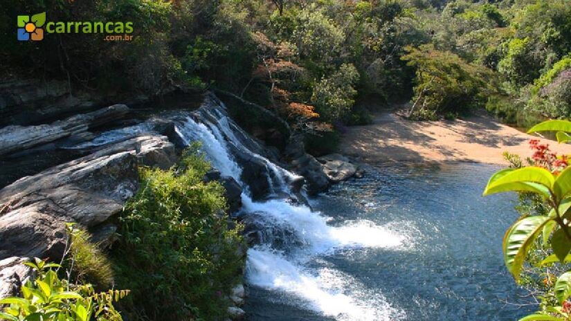 A Cachoeira da Zilda, parte do Complexo da Zilda no Parque Serra do Moleque, é a combinação perfeita de acesso fácil e beleza! Uma cascata acolhedora que forma um poço amplo e refrescante, ideal para passar a tarde. imagem: Divulgação Carrancas.com.br