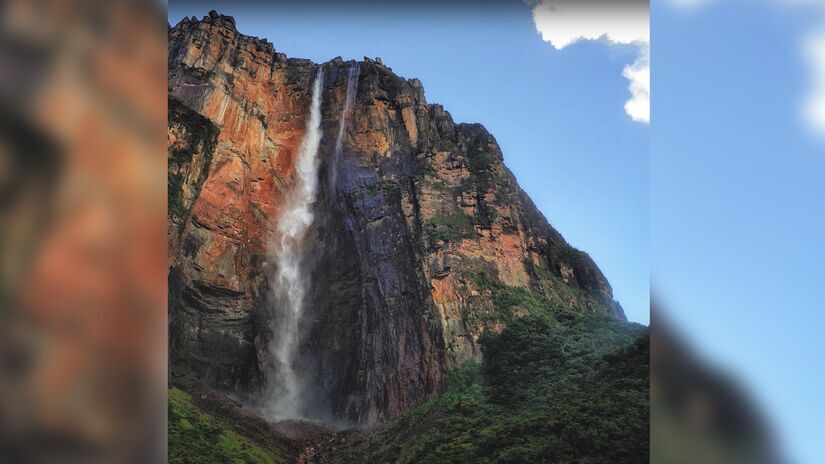 A incrível marca de queda de água do local faz com que a atração supere a Catarata del Ángel, a cachoeira mais alta do mundo não submersa, com uma altura total de 979 metros, localizada na Venezuela - (Reprodução/YouTube)