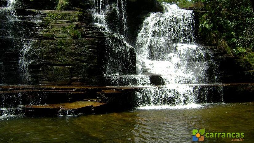 Para quem busca beleza e praticidade, a Cachoeira do Salomão, no Complexo da Ponte, é facilmente acessível e oferece um belo volume de água em uma área próxima ao centro da cidade. imagem: Divulgação Carrancas.com.br