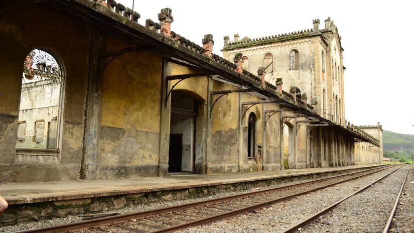 Cachoeira Paulista combina espiritualidade, história e inovação. Nascida às margens do rio Paraíba do Sul, a cidade teve papel relevante na Revolução Constitucionalista de 1932 e hoje abriga o Instituto Nacional de Pesquisas Espaciais (Inpe), que possui um dos supercomputadores mais potentes do hemisfério sul.

No campo da fé, o município é conhecido pela comunidade católica Canção Nova, fundada em 1978, que movimenta a cidade com eventos e celebrações que reúnem fiéis de todo o país.

Para os que preferem contato com a natureza, o Parque Ecológico oferece trilhas, lago e áreas verdes ideais para descanso.

Fotos: Wikimedia Commons