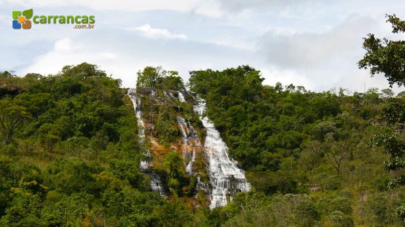 Com mais de 40 metros de pura beleza, a Cachoeira Véu de Noiva no Complexo da Fumaça justifica o nome, com sua queda d'água longa e fina que parece um tecido esvoaçante. Um ponto de contemplação obrigatório. imagem: Divulgação Carrancas.com.br