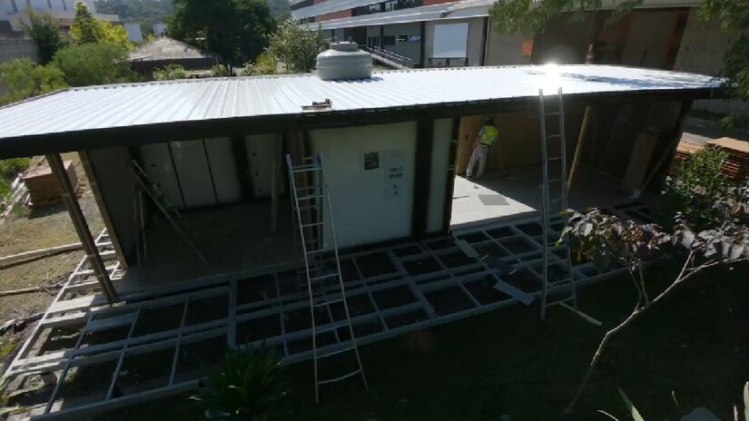 Depois de prontos, os módulos desse tipo de casa são transportados até o terreno escolhido, onde são montados e recebem os acabamentos finais (Foto: Reprodução YouTube/Fun House Modular)