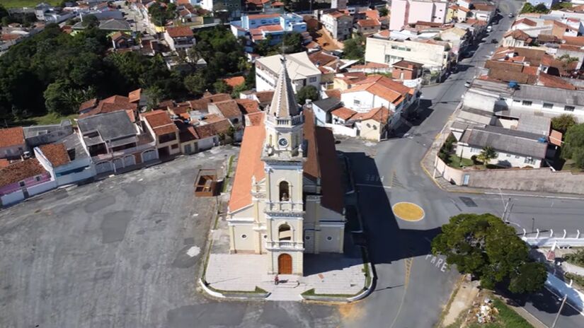 A igrejinha fica na cidade de Piracaia, a cerca de duas horas da capital paulista (Foto: Reprodução YouTube/LumaFly Studio)