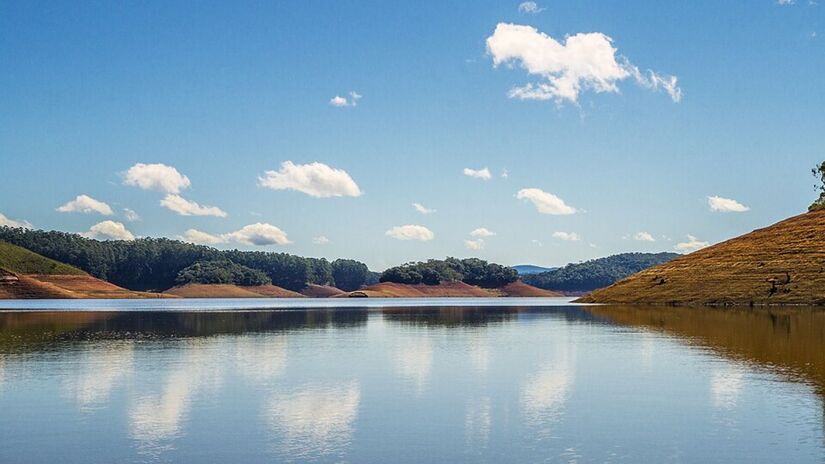 A Represa de Paraibuna movimenta o turismo local com passeios de balsa, pesca esportiva e pontos de observação (Foto: Fabricio macedo/Wikimedia Commons)