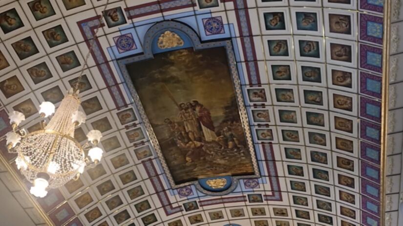 Há ainda um quadro em destaque do Papa São Pedro, considerado o primeiro líder do catolicismo (Foto: Reprodução YouTube/Lorena)