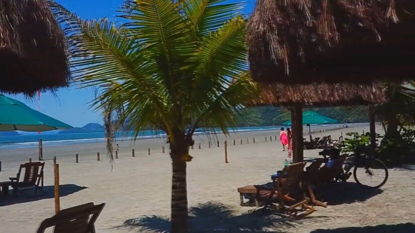 A Praia do Ubatumirim possui uma ótima infraestrutura de apoio a turistas (Foto: Reprodução YouTube/Turistando por aí com o Guia)