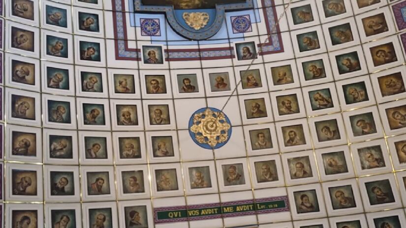 Fundada em 1817, a Paróquia de Santo Antônio da Cachoeira retrata os rostos de papas no teto há mais de 40 anos (Reprodução YouTube/Lorena)