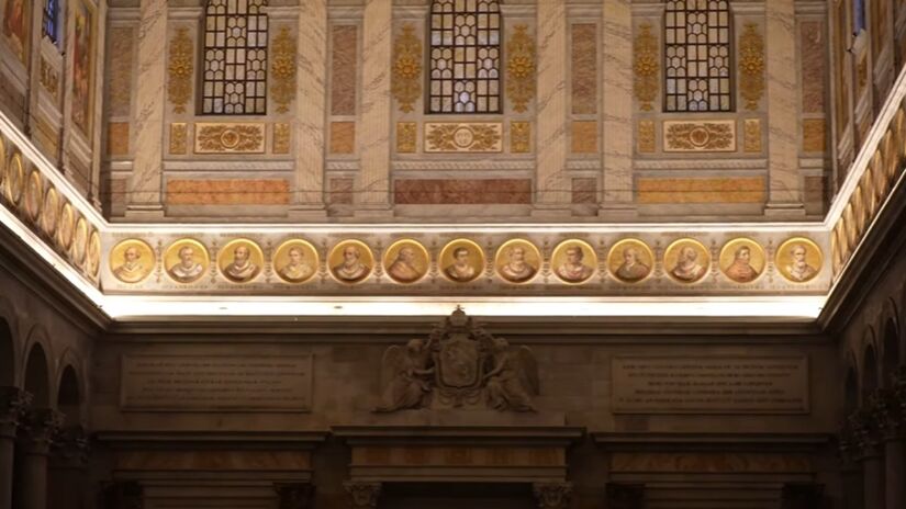 A Basílica de São Paulo Extramuros foi a pioneira no retrato de papas, mas as obras são construídas em mosaico, não em pinturas (Foto: Reprodução YouTube/Katholika)