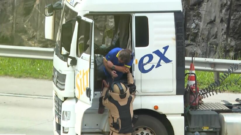 Motorista foi levado ao hospital, e o caminhão foi retirado do local às 10h15, quando o trânsito no local voltou a fluir / Reprodução/Globo 