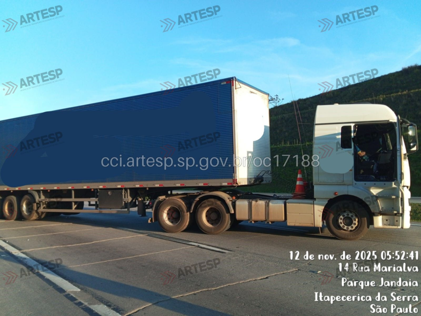 Caminhão é de uma empresa especializada no transporte rodoviário internacional, com sede em São Bernardo do Campo, e ainda não se manifestou sobre a ocorrência / Divulgação/Artesp
