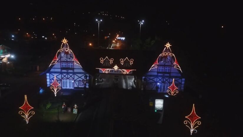 Campos de Jordão

A cerca de 170 km de São Paulo, Campos de Jordão é conhecida como a "Suíça brasileira", e no final do ano se transforma em um verdadeiro cartão postal de Natal. O tradicional "Natal dos Sonhos" traz vilas decoradas, corais, espetáculos teatrais e apresentações musicais, em diversos locais da cidade, além do Palácio Boa Vista, que recebe decoração especial e visitas temáticas. A arquitetura alpina e o clima frio tornam a experiência ainda mais encantadora.
