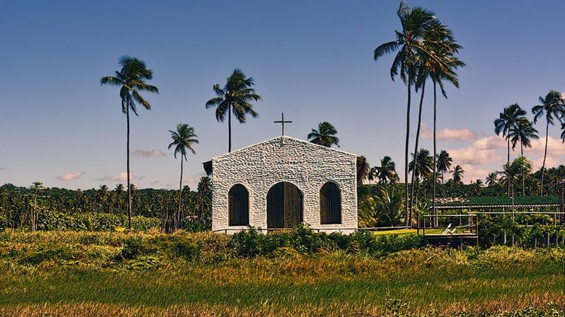 Na Praia do Marceneiro, em Passo de Camaragibe, fica a Capela dos Milagres, famosa entre os casais que buscam celebrar o amor (Foto: Rafael Vianna Croffi/Wikimedia Commons)