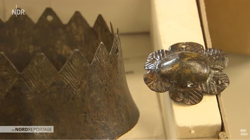 Coletas controladas acharam cerâmicas, adornos e restos estruturais medievais, além da planta de uma igreja central