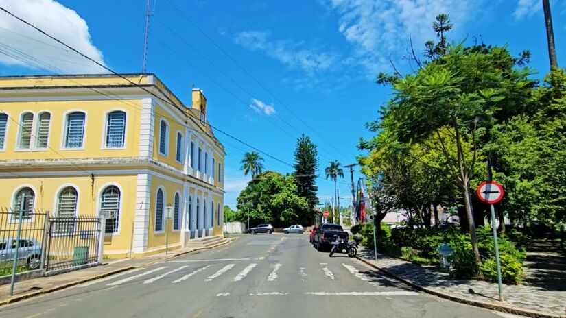 A cidade integra o Circuito das Águas Paulista, atraindo quem busca paisagens de serra, clima ameno e turismo de bem-estar