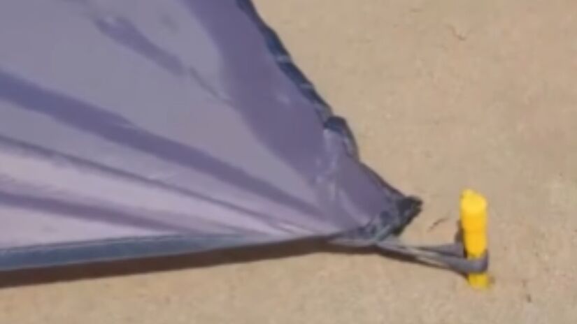 Ele fica fixado ao chão e não é afetado pela força do vento