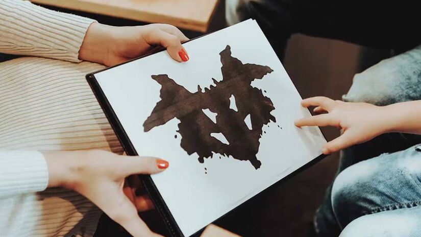 O Teste de Rorschach foi desenvolvido pelo psiquiatra suíço Hermann Rorschach no início do século XX. A técnica consiste em apresentar ao participante uma série de manchas de tinta  algumas em preto e branco, outras coloridas  e pedir que ele descreva o que vê nas imagens.