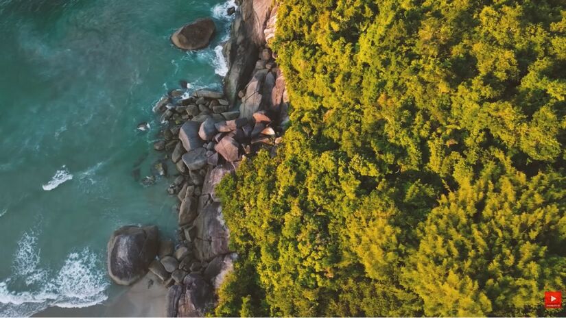 O Bonete, em Ilhabela, é uma praia isolada cercada por mata nativa e acessível apenas por mar ou por uma trilha de 12 km