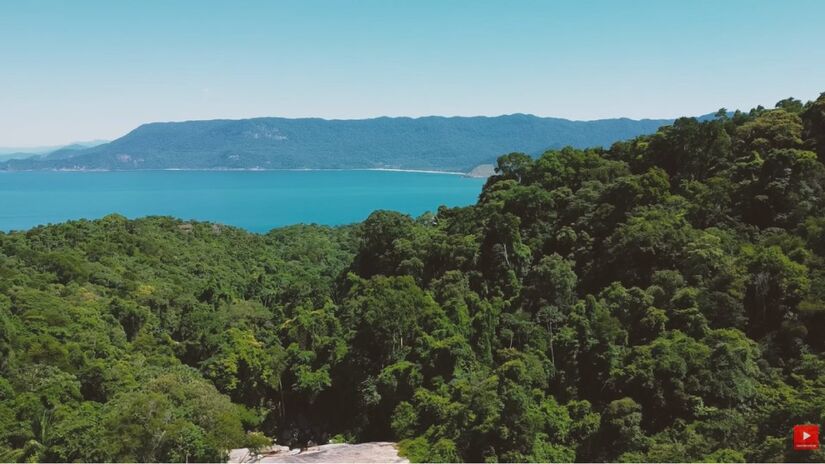 A trilha  para chegar até a praia passa por cachoeiras e termina com a vista surpreendente da praia selvagem
