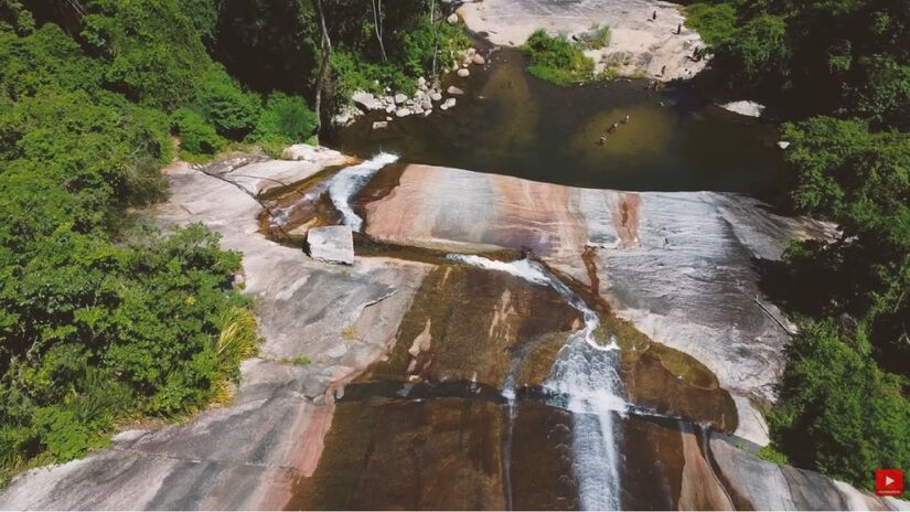 As casas simples e o ritmo tranquilo revelam o cotidiano da maior comunidade caiçara da ilha