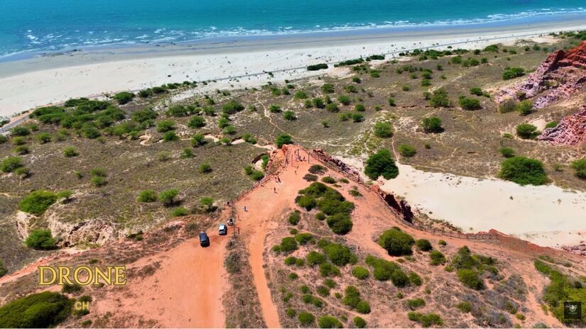 O clima seco e o solo árido contrastam com o azul intenso do oceano