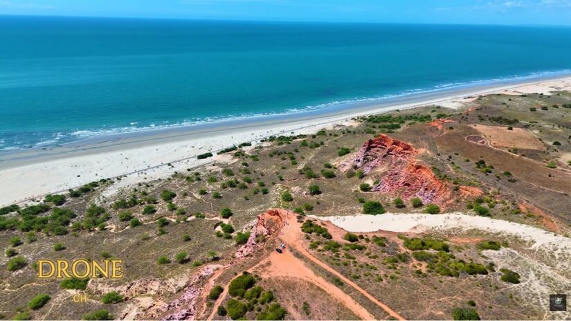 A região integra a Costa Branca, famosa pelas salinas que moldam a paisagem (Fotos: Reprodução/Youtube)
