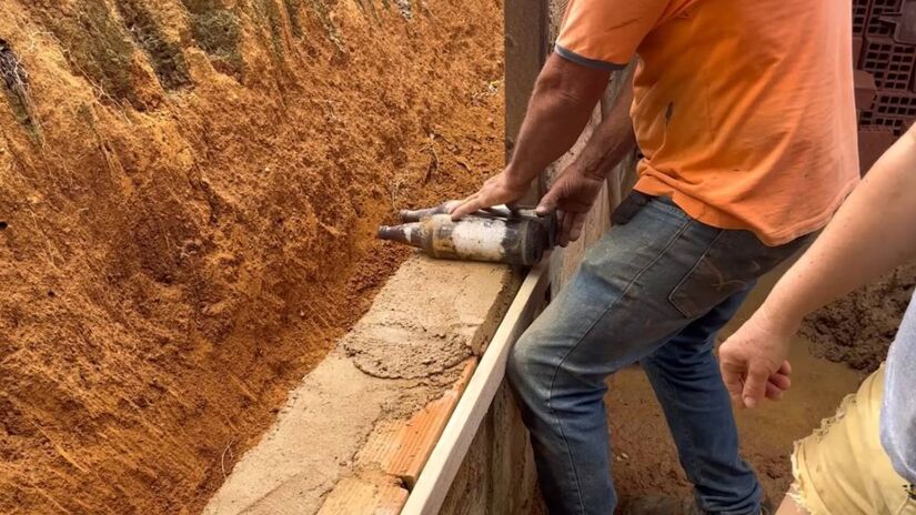 A Casa de Sal não é apenas um experimento; é um lar funcional e repleto de inovações. Em pouco mais de dois anos, mais de 8.000 garrafas já foram incorporadas à estrutura da casa, dando um destino nobre ao vidro que poluiria o meio ambiente.