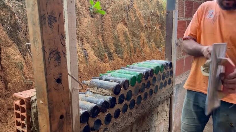 Para Edna e Gabrielly, a Casa de Sal representa mais do que uma inovação arquitetônica: ela sinaliza uma mudança necessária na nossa relação com o consumo e a reutilização de materiais. A existência da casa nos convida a refletir sobre os valores ligados ao desperdício e aos resíduos urbanos. Fotos: YouTube