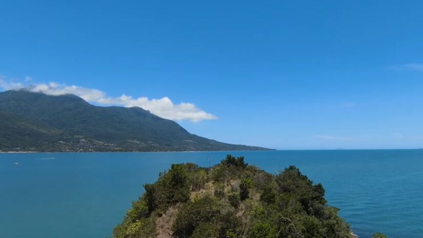 O tour também inclui o Arquipélago de Alcatrazes, cuja formação granítica exibe megacristais de até 7 centímetros (Fotos: Reprodução/Youtube)