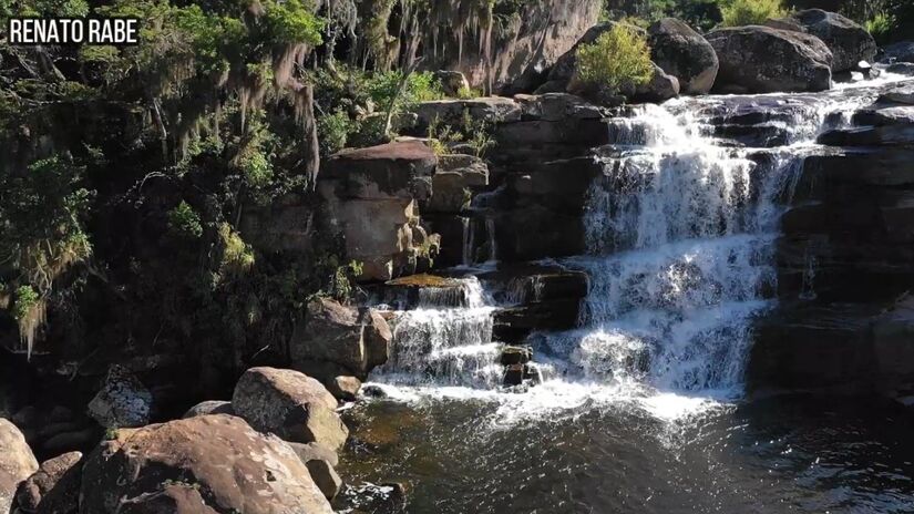 A paisagem revela um vale silencioso, longe das áreas mais movimentadas do Rio
