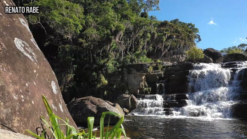 Nos dias de sol, a água ganha tons esverdeados sob a luz filtrada pelas árvores