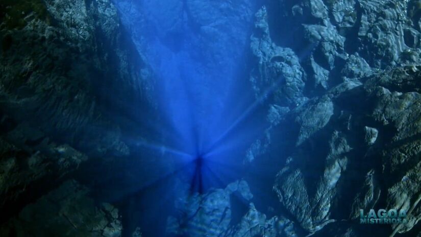 A dolina de águas azuladas revela um abismo tão transparente que parece não ter fim